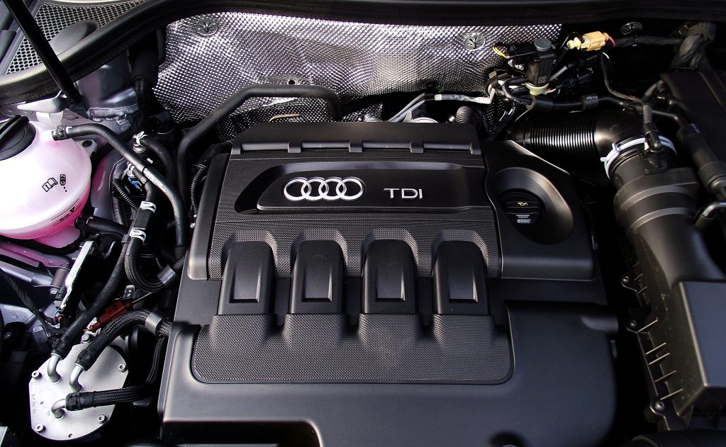 Compartimento del motor de un Audi Q3 durante una revisión de mantenimiento programado VAG