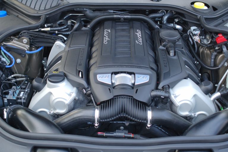 Motor de un Porsche Panamera durante un servicio de mantenimiento preventivo